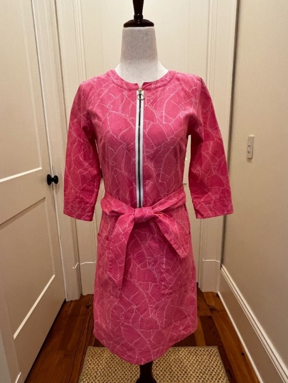 Kayce Hughes Size 0 Pink Sheath dress with tie waist and zipper front, Geometric